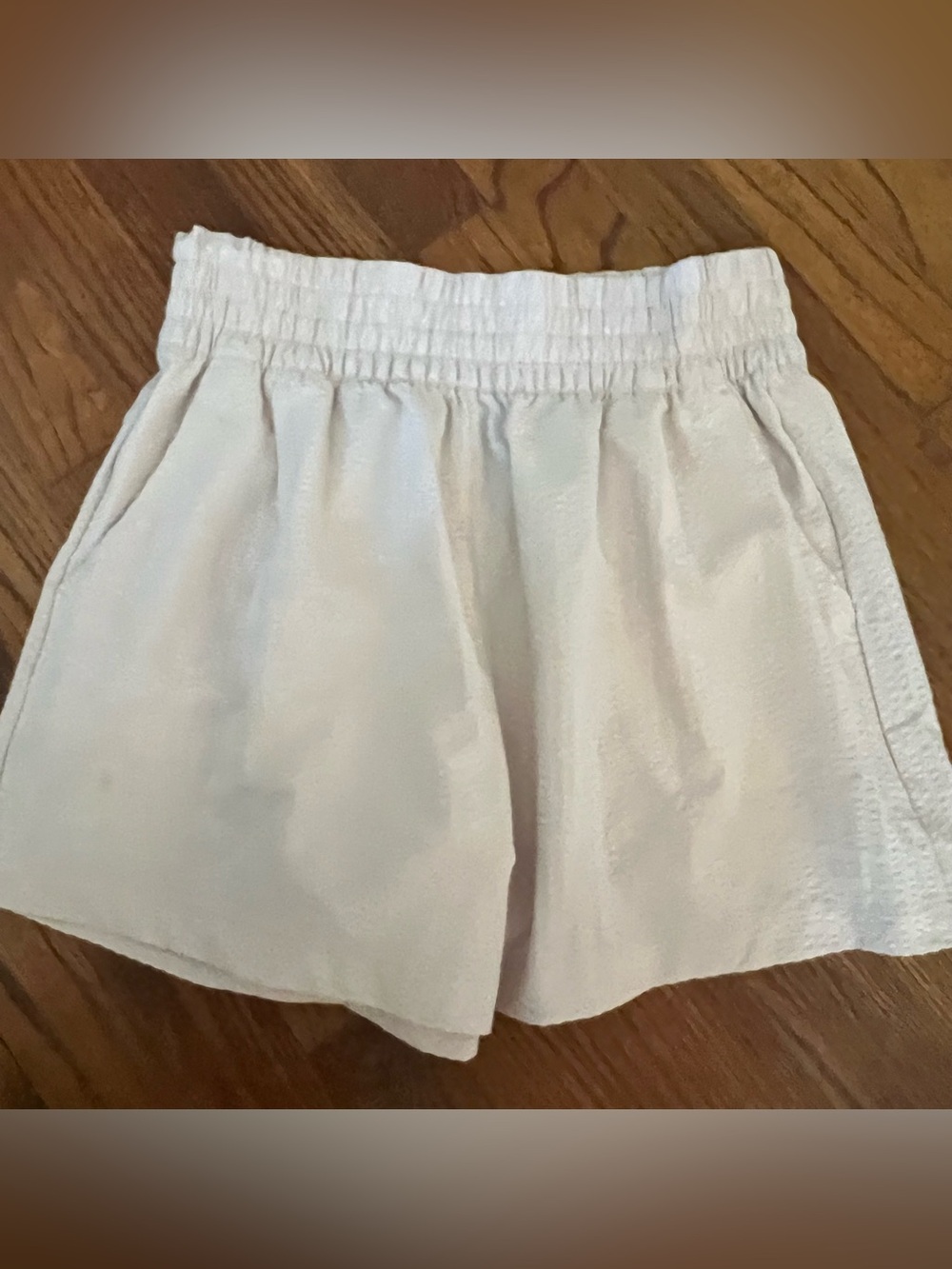 Vuori women's cream textured Villa shorts size small